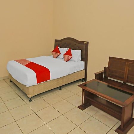 SPOT ON 3978 Hotel Danau Indah Bekasi Bagian luar foto