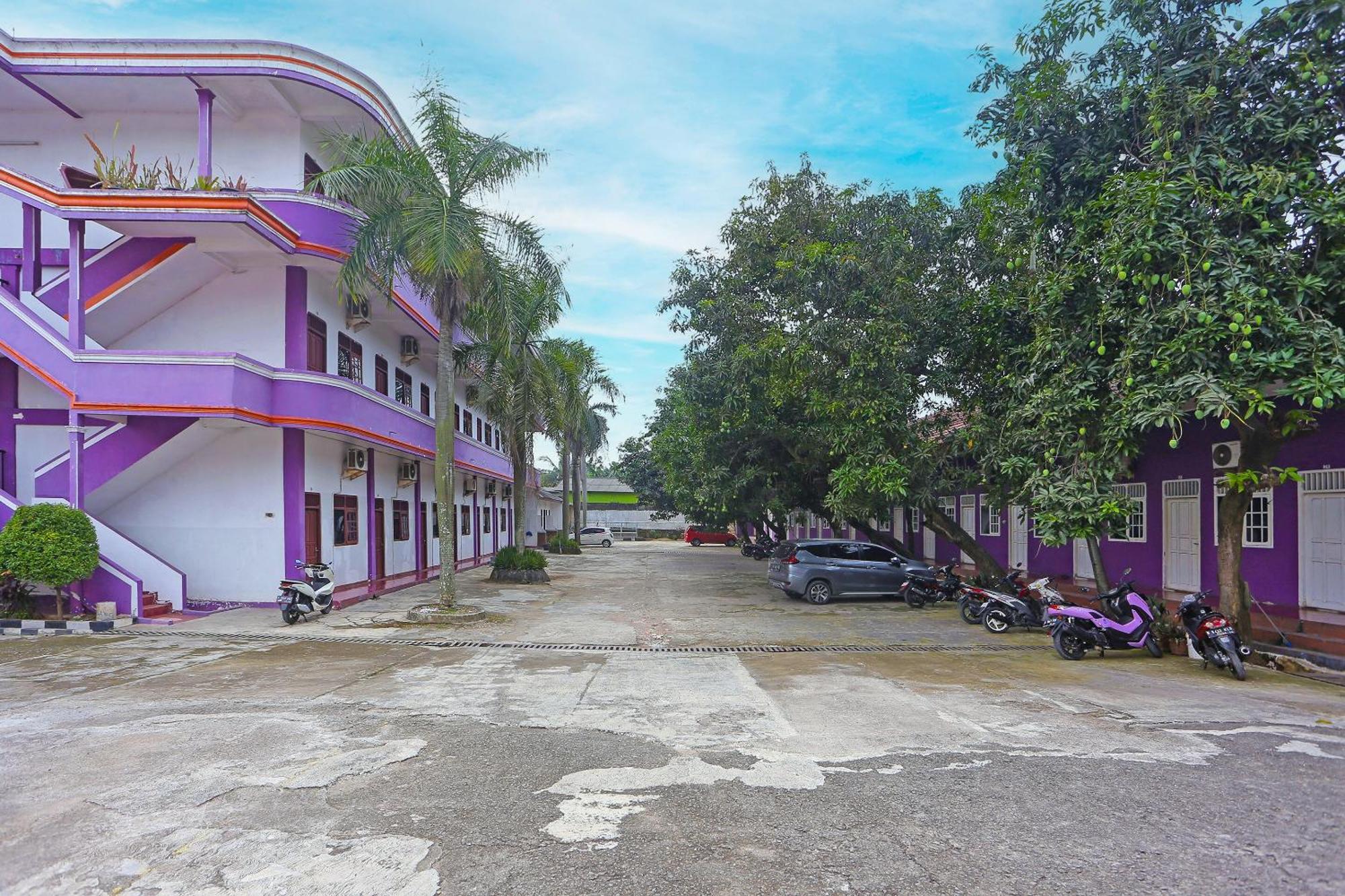 SPOT ON 3978 Hotel Danau Indah Bekasi Bagian luar foto