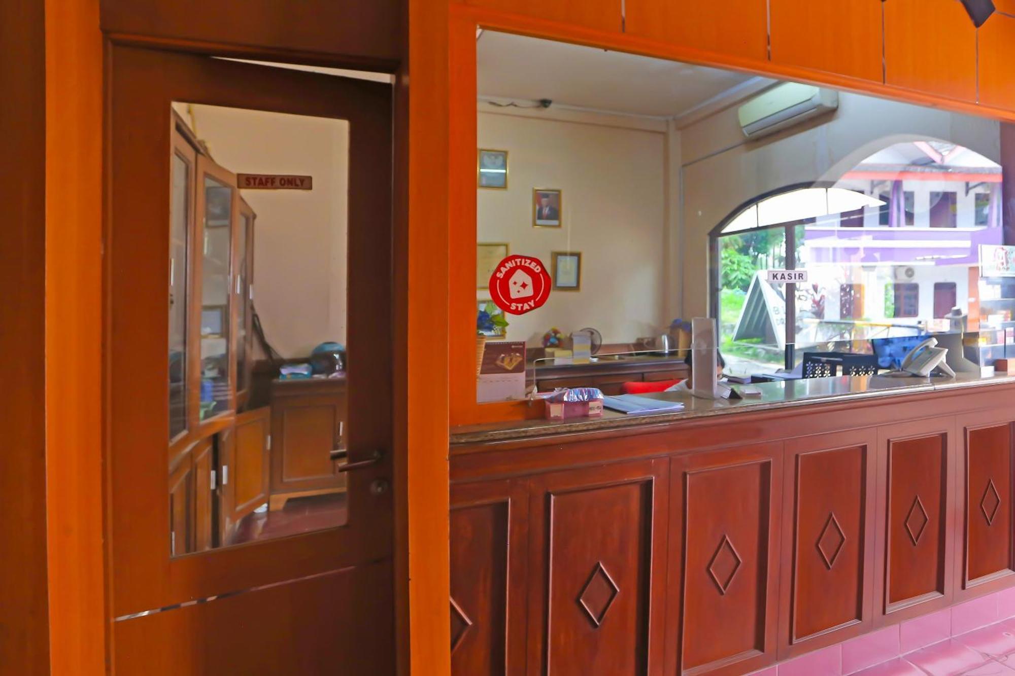 SPOT ON 3978 Hotel Danau Indah Bekasi Bagian luar foto